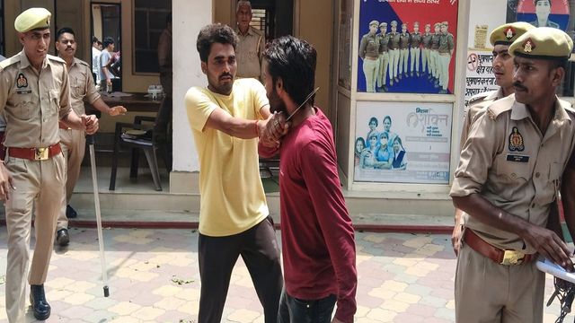 युवक ने थाने पहुंचकर छुरी निकाली और अपनी गर्दन पर रख ली, पुलिस में मची अफरातफरी...
