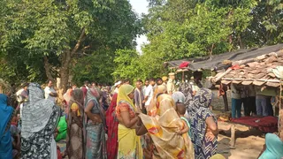 प्रयागराज के यमुनापार स्थित घूरपुर में अधेड़ की हत्या के बाद जुटी भीड़ व जांच को पहुंची पुलिस। जागरण
