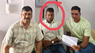 लोकायुक्त टीम की गिरफ्त में पटवारी।