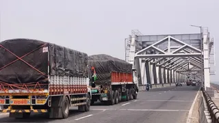 श्रीकृष्ण सेतु पर वाहनों का दबाव। फोटो जागरण