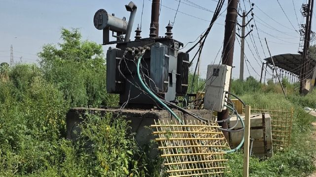बागपत में खुले में रखा ट्रांसफार्मर, बल्लियों पर लटक रहे तार; समस्या समाधान को लेकर उदासीन हैं जिम्मेदार
