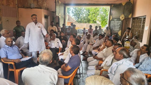 इंडस्ट्रियल काॅरिडोर के लिए 12 गांवों की भूमि का अधिग्रहण, इसके विरोध में कि‍सानों ने की पंचायत; मांगों पर कि‍या मंथन 
