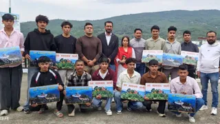 पालिकाध्यक्ष गिरीश चुफाल के साथ नगर क्षेत्र से अग्निवीर परीक्षा में सफल हुए युवा।