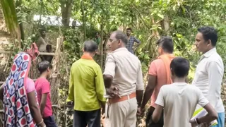 भूमि पर पहुंचे सरपंच प्रतिनिधि, पुलिस व अन्य। सौ. ग्रामीण