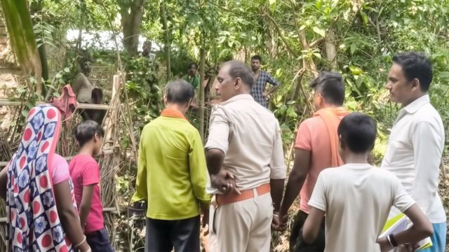 पश्चिम चंपारण में सरकारी जमीन पर कब्जे से थमा पानी का रास्ता, 500 घरों पर जलजमाव का खतरा
