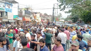 छतरपुर लालबत्ती पर साई कुमार का शव रखकर स्वजन व स्थानीय लोगों ने किया प्रदर्शन।