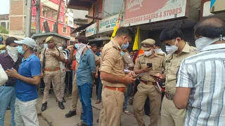 प्रयागराज के साउथ मलाका में एक ही परिवार के चार सदस्यों की हत्या के बाद जांच-पड़ताल करती पुलिस व भीड़। जागरण
