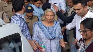 पूर्व जज गिरिबाला सिंह को न्यायिक हिरासत में जेल ले जाती सीबीआई की टीम।