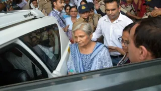 कोर्ट की कार्यवाही के बाद गिरिबाला सिंह को ले जाती सीबीआई की टीम।