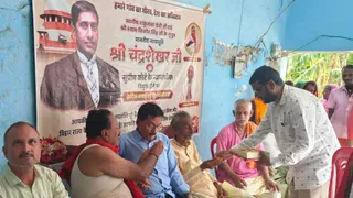 सुप्रीम कोर्ट का न्यायाधीश नियुक्त होने पर मिठाई खिलाते ग्रामीण। फोटो सौ: ग्रामीण