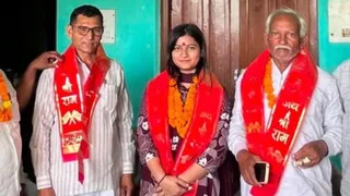 एसडीएम बनने पर काजल सैनी को बधाई देते स्वजन। जागरण