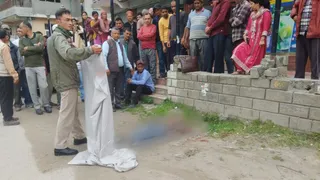 दिल्ली के कार सवार की ओर से रौंदा गया व्यक्ति व मौके पर पहुंची पुलिस।