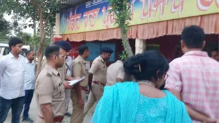 पूर्वी चंपारण के कोटवा में छापेमारी करने पहुंची पुलिस। जागरण