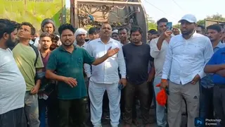 हड़ताल के दौरान सेक्टर 8 में इकट्ठा हुए डोर टू डोर कचरा क्लेक्शन के कर्मचारी। जागरण