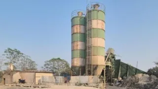 सेक्टर-135 में चलता आरएमसी प्लांट।