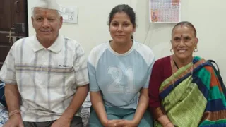 अपने दादा-दादी के साथ प्रकृति नेगी। स्रोत स्वजन