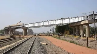 प्रयागराज-पीडीडीयू तीसरी रेलवे लाइन पर मेजा में दो लेन का ROB बनेगा। फोटो : जागरण आका्रइव