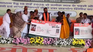शेखपुरा में लाभुक को आयुष्मान भारत योजना का प्रतीकात्मक कार्ड सौंपते सीएम सम्राट चौधरी।