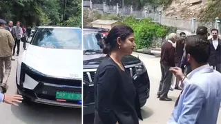 शिमला सील्ड रोड से आने पर मंत्री की गाड़ी का चालान करती पुलिस व दायें एसडीएम ओशिन शर्मा को भी वकीलों ने रोक लिया।