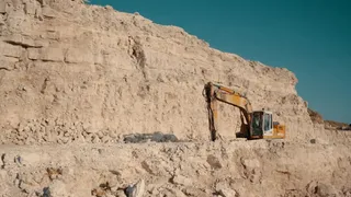 प्रयागराज के खनन विभाग ने सवा करोड़ रुपये बकाया पर खनन का पट्टा निरस्त कर दूसरे को दे दिया।