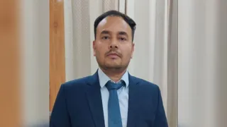 उप शिक्षाधिकारी पद पर चयनित मनीष मोहन नेगी। स्वयं