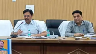 कलेक्ट्रेट सभाकक्ष में सड़क सुरक्षा समिति की बैठक को संबोधित करते डीएम डा. इंद्रमणि त्रिपाठी। साभार सूचना विभाग