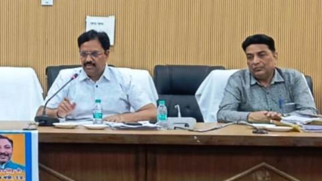 फार्मर रजिस्ट्री में मैनपुरी के पिछड़ने पर डीएम ने संभाली कमान, सुधार के लिए बनाई विस्तृत कार्ययोजना
