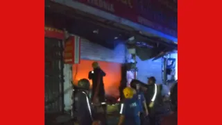 आग बुझाती दमकल के कर्मी।