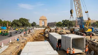 दिल्ली सरकार ने मानसून में गंभीर जलभराव से निपटने के लिए ड्रेनेज मास्टर प्लान के तहत प्री-कास्ट तकनीक से नालों का निर्माण शुरू किया है। इमेज एआई