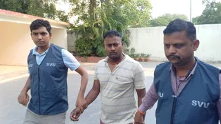 चालक को गिरफ्तार कर ले जाती निगरानी की टीम।