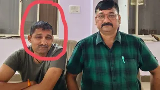 लोकायुक्त टीम की गिरफ्त में आरोपित राजस्व निरीक्षक करण सिंह लोधी (लाल घेरे में)