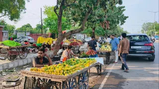 टेढ़ी पुलिया चौराहे के निकट इसरो के गेट के सामने लगे ठेले। जागरण