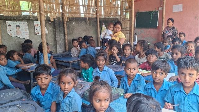 झोपड़ी में पढ़ रहा बिहार का भविष्य: 19 साल बाद भी नहीं बना स्कूल भवन; बरसात आते ही खतरे में 200 छात्रों की जान 
