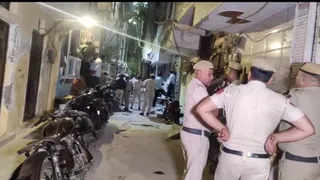 वारदात स्थल पर जांच करती पुलिस।