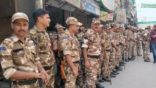 खोड़ा में भारी संख्या में पुलिसबल तैनात। फोटो- जागरण