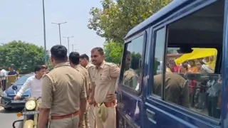 सादाबाद के विनोबा नगर चौराहे पर मंगलामुखियों के हंगामे के बाद मौके पर पहुंची पुलिस