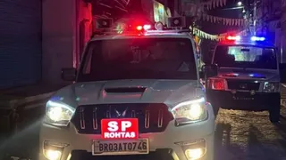 घटना स्थल पहुंची पुलिस की गाड़ी। फोटो जागरण