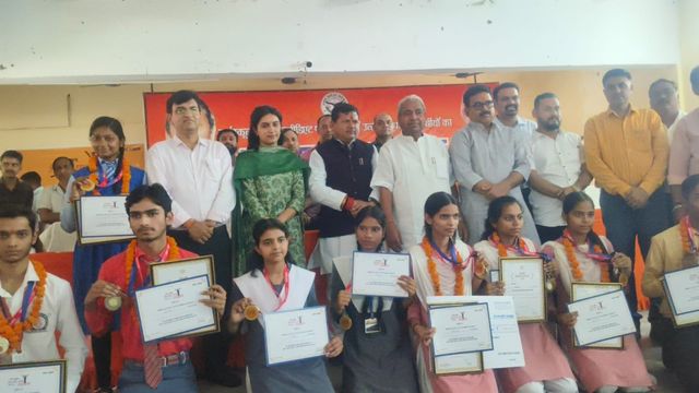मुख्यमंत्री योगी ने सीतापुर के मेधावियों को किया सम्मानित, एक लाख रुपये, टैबलेट और मेडल मिला