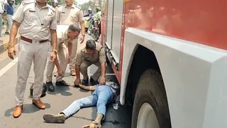 जुगसलाई निवासी हुषाम अख्तर ने तोड़ा दम, हेलमेट पहनने के बावजूद नहीं बच सकी जान।