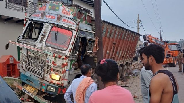 बुलंदशहर में ट्रक अनियंत्रित होकर घर में घुसा, जोरदार धमाके के साथ मची अफरातफरी; ऐसे बची दो परिवारों की जान
