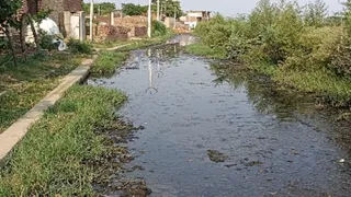 शाहपुर बाणगंगा गांव में मुख्य रास्ते पर हुआ जलभराव