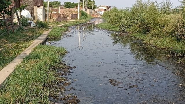 बागपत में तीन साल से मुख्य रास्ते पर जलभराव, लोग परेशान, जिम्मेदार मौन 
