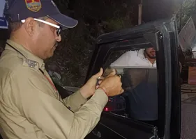 यातायात नियमों का उल्लंघन करने वालों पर पुलिस की कार्रवाई जारी। जागरण