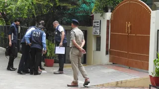 गिरिबाला के बंगले के बाहर सीबीआई टीम (फाइल फोटो)