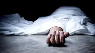 द्वारका मोड़ इलाके में एक नाबालिग ने अपने दो साथी के साथ मिलकर एक 21 वर्षीय युवक की पीट पीट कर हत्या कर दी।