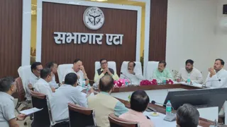 एटा सभागार में बैठक करते प्रभारी मंत्री कैलाश राजपूत।
