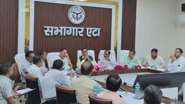 प्रभारी मंत्री कैलाश राजपूत के सामने बिजली विभाग पर बरसे भाजपाई, वसूली के आरोपों से गरमाई रही एटा में बैठक