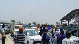 रूपनगर में नाका लगा कर वसूली करते हुए निहंग।