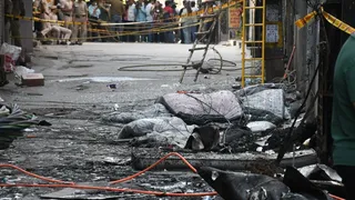 अवैध रेस्टोरेंट पर दिल्ली पुलिस, एमसीडी और अग्निश्मन विभाग की लापरवाही।