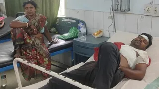 SNMMCH में भर्ती घायल सोनू कुमार। (फोटोःजागरण)